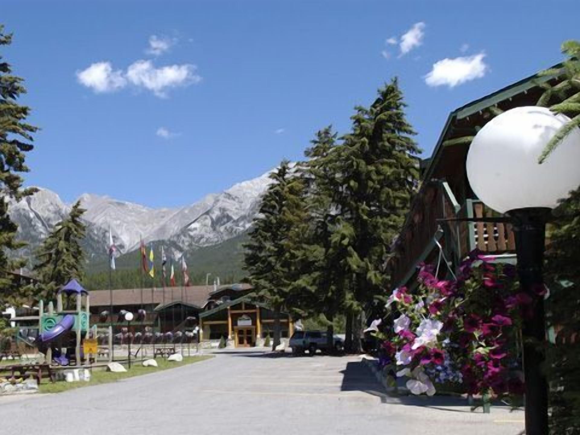 RUNDLE MOUNTAIN LODGE | ⋆⋆ | CANMORE, CANADA | SEASON DEALS FROM $120