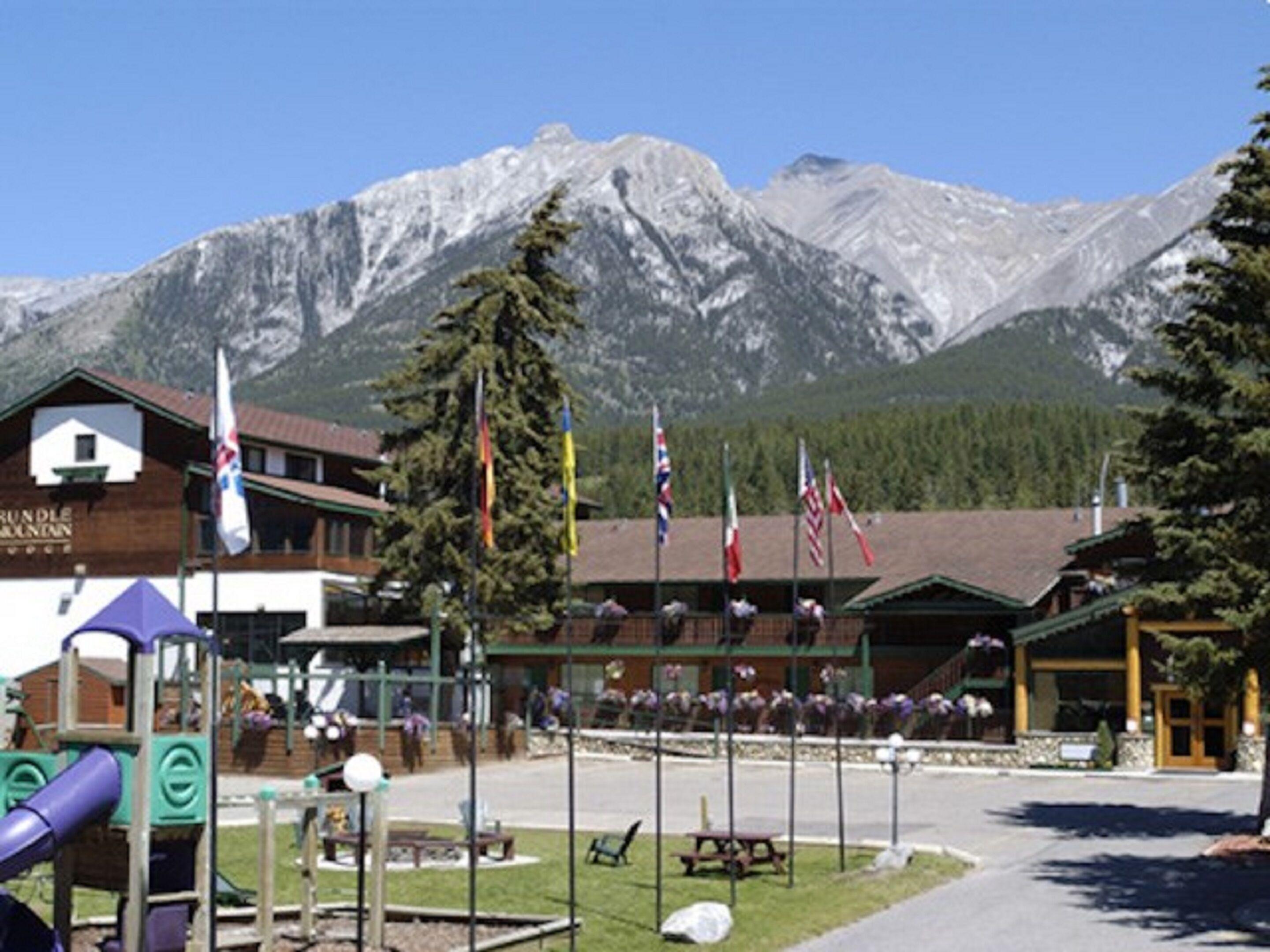 RUNDLE MOUNTAIN LODGE | ⋆⋆ | CANMORE, CANADA | SEASON DEALS FROM $120