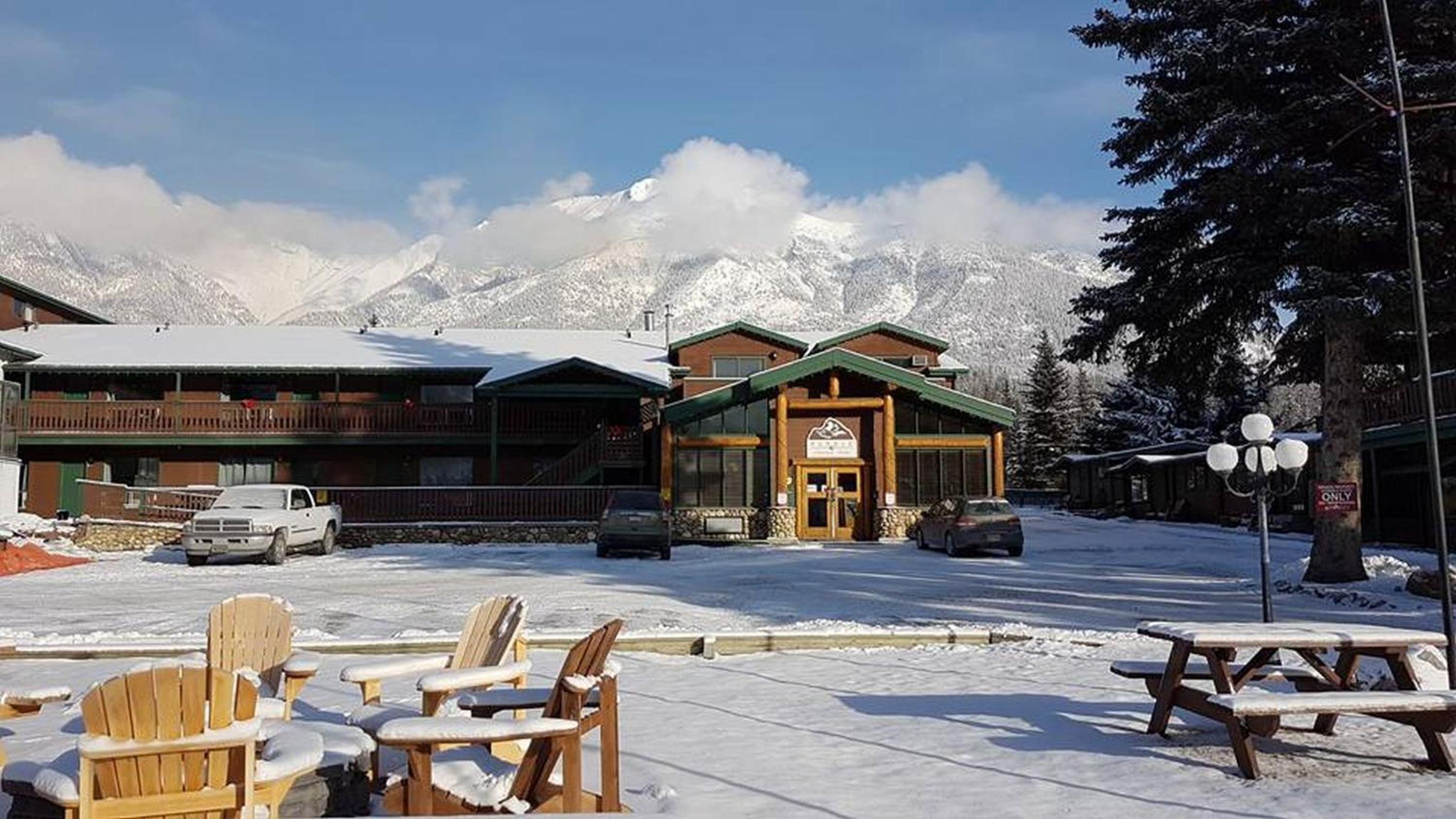 RUNDLE MOUNTAIN LODGE | ⋆⋆ | CANMORE, CANADA | SEASON DEALS FROM $120